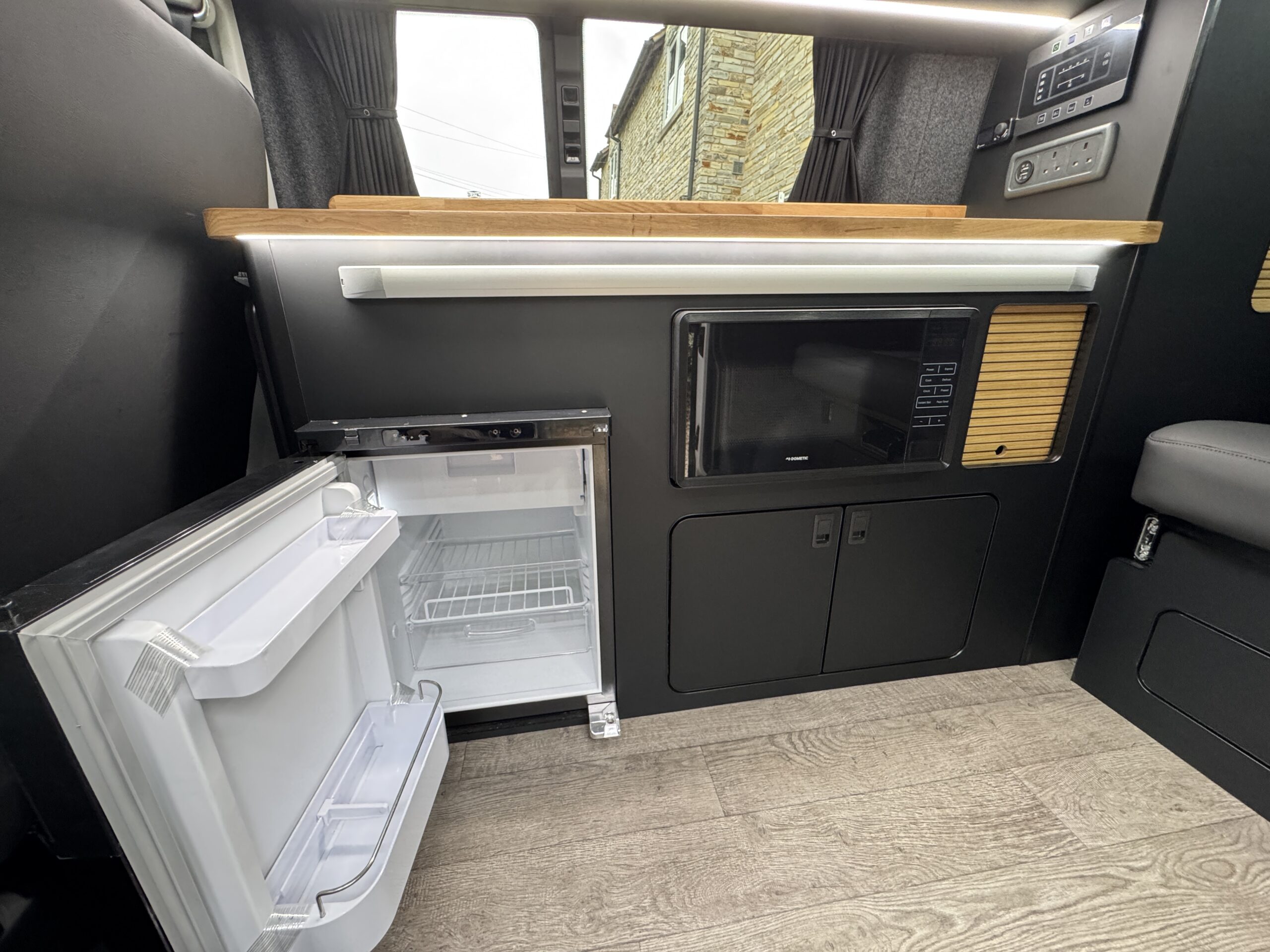 Volkswagen T6.1 Campervan Trek Edition (Apollo)