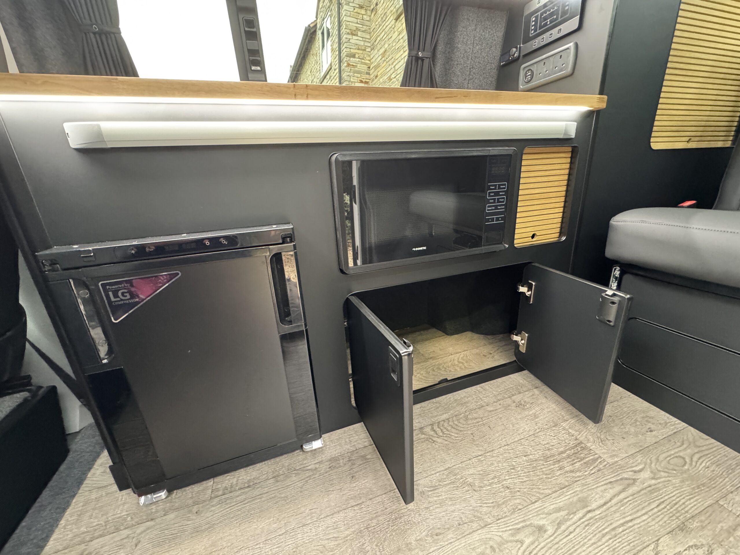 Volkswagen T6.1 Campervan Trek Edition (Apollo)