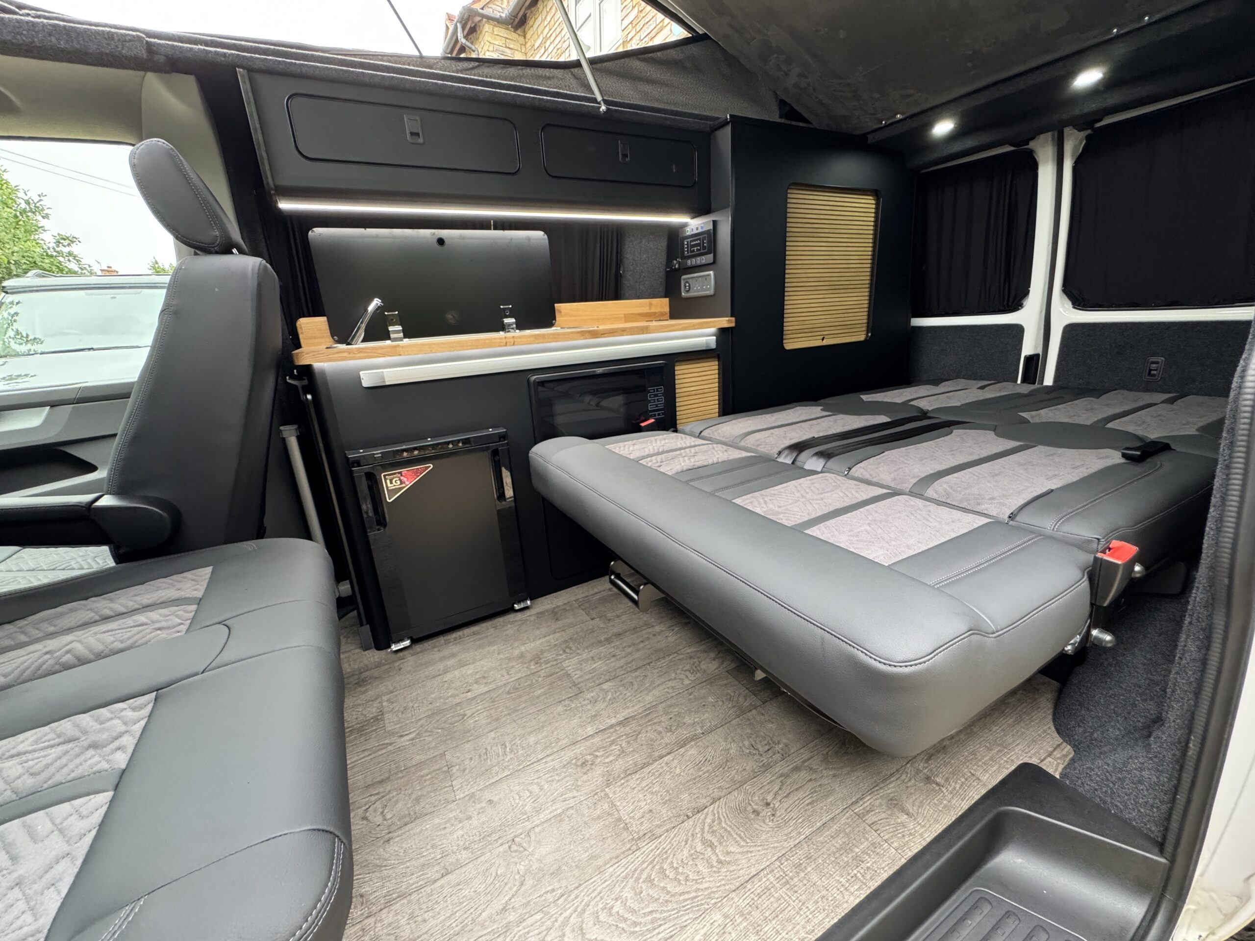 Volkswagen T6.1 Campervan Trek Edition (Apollo)