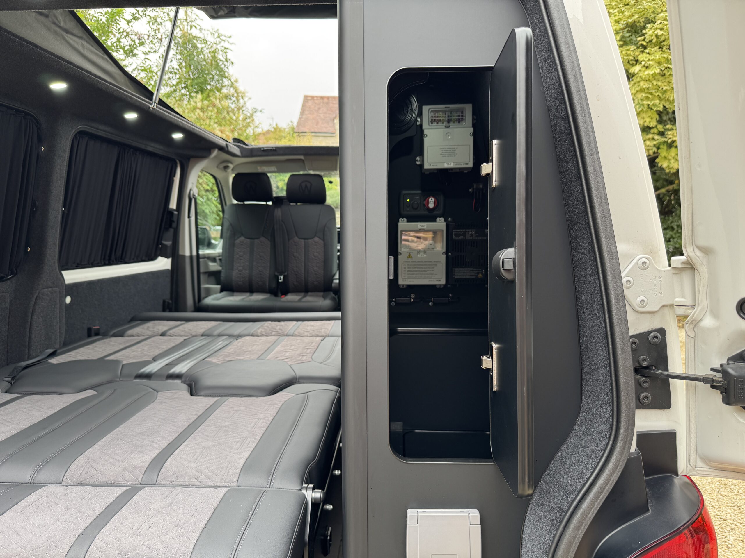 Volkswagen T6.1 Campervan Trek Edition (Apollo)